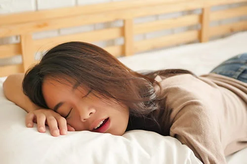 ¿Dormir con la boca abierta perjudica tu salud?