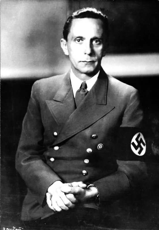 Los 10 principios de propaganda de Goebbels al descubierto