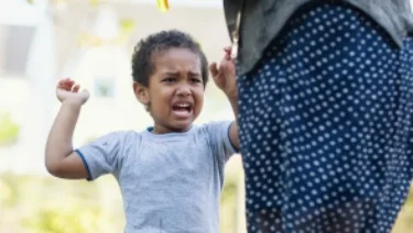 Cómo manejar cuando mi hijo es agresivo con otros niños