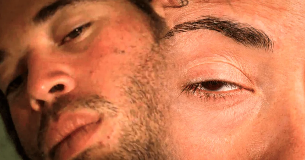 ¿Es posible mantener los ojos abiertos mientras duermes?