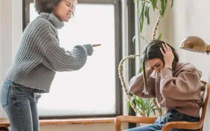 Impacto de la presión social en las relaciones de pareja