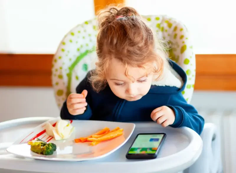 La conexión entre pantallas y el comer sin apetito