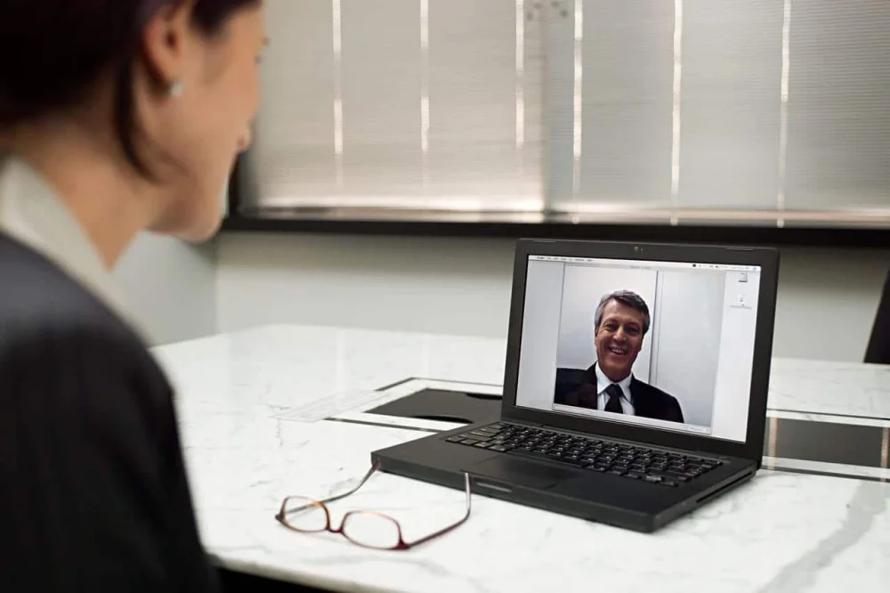 Ventajas e inconvenientes del coaching online: una revisión esencial