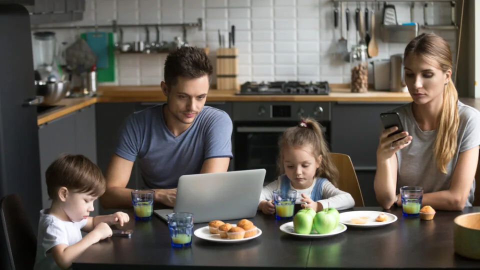Conexiones digitales: Tecnología e impacto en las familias