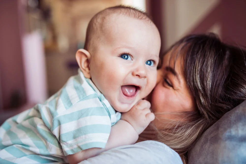 Conexión emocional entre mamá y bebé por nacer