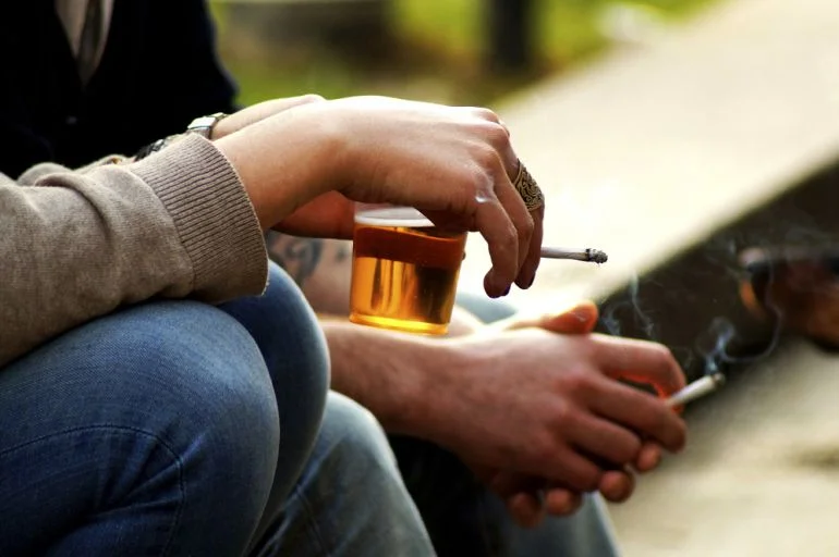 Presión Social y Alcoholismo: El Impacto en la Juventud