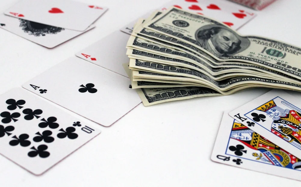 Impacto del Dinero en el Comportamiento Antisocial
