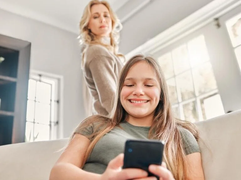 ¿Es necesario que los padres revisen el móvil de sus hijos?