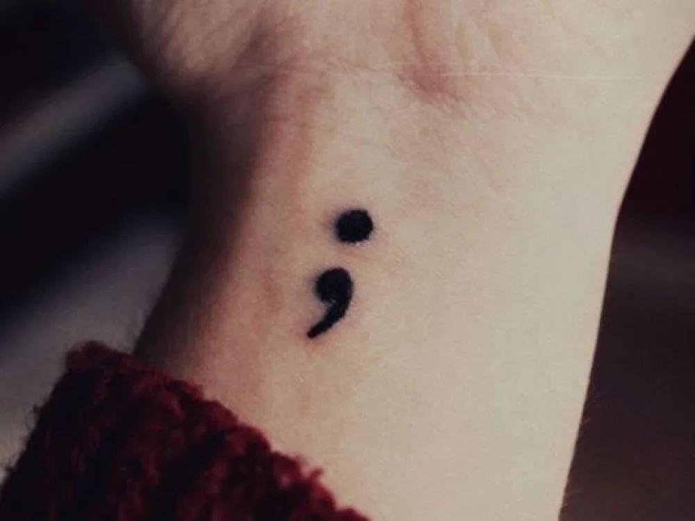 Significado del tatuaje de punto y coma
