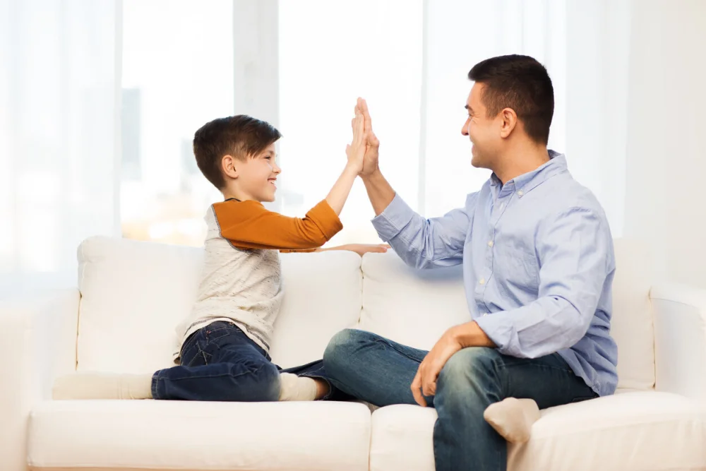 Alabar a nuestros hijos puede fomentar su dependencia