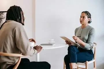 Comprendiendo el vínculo entre autoestima y fanatismo