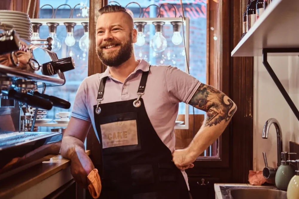 Tener tatuajes y conseguir empleo: Guía práctica