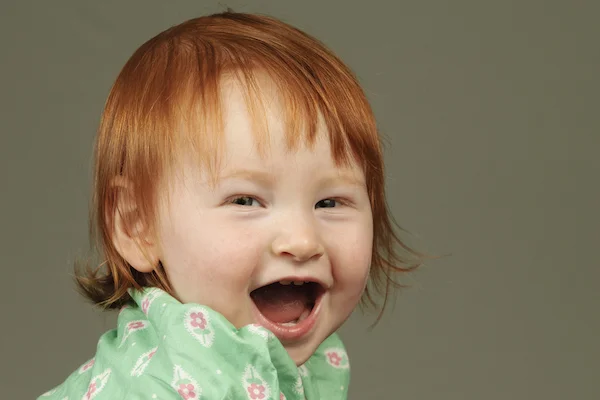 Niños de 15 meses aprenden eficientemente solo escuchando palabras