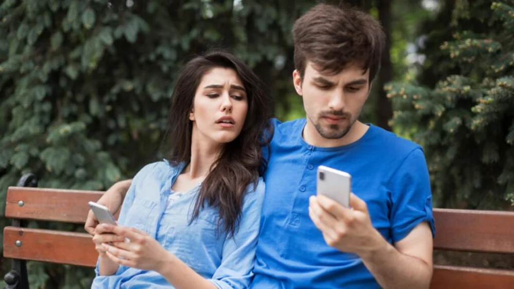 Razones para observar el smartphone de la pareja