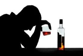 Razones por las que el alcohol intensifica la atracción entre personas