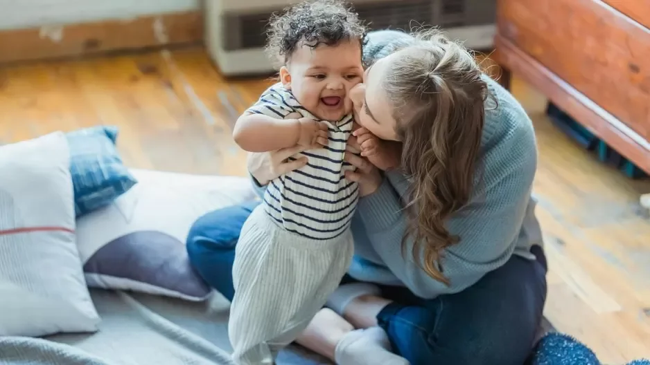 Forzar a niños a dar besos y abrazos es negativo