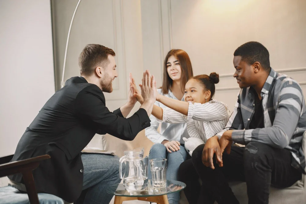 Razones de la creciente conversación sobre padres y psicoterapia