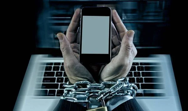 Razones detrás de la frecuente revisión de redes sociales