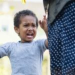 Cómo manejar cuando mi hijo es agresivo con otros niños