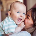 Conexión emocional entre mamá y bebé por nacer