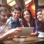 Conexiones Virtuales: Amor y Amistad en la Era Digital