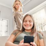 ¿Es necesario que los padres revisen el móvil de sus hijos?