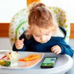 La conexión entre pantallas y el comer sin apetito