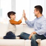 Alabar a nuestros hijos puede fomentar su dependencia