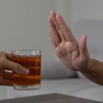 Estrategias efectivas para apoyar a alguien en recuperación del alcoholismo