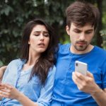 Razones para observar el smartphone de la pareja