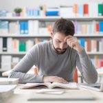 Razones por las que opositar puede contribuir a la depresión