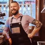 Tener tatuajes y conseguir empleo: Guía práctica