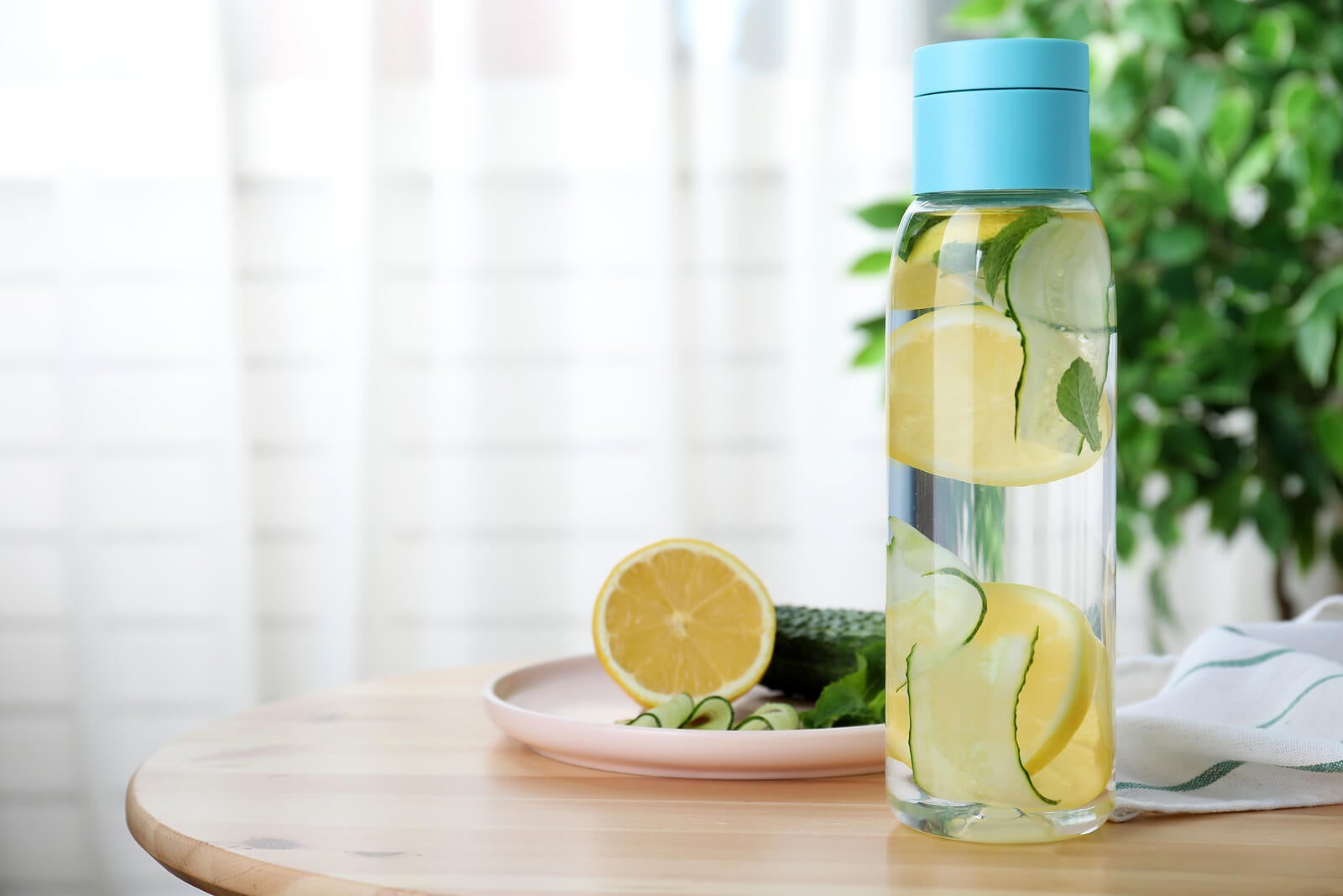 Ventajas de incorporarte al hábito de beber agua con limón